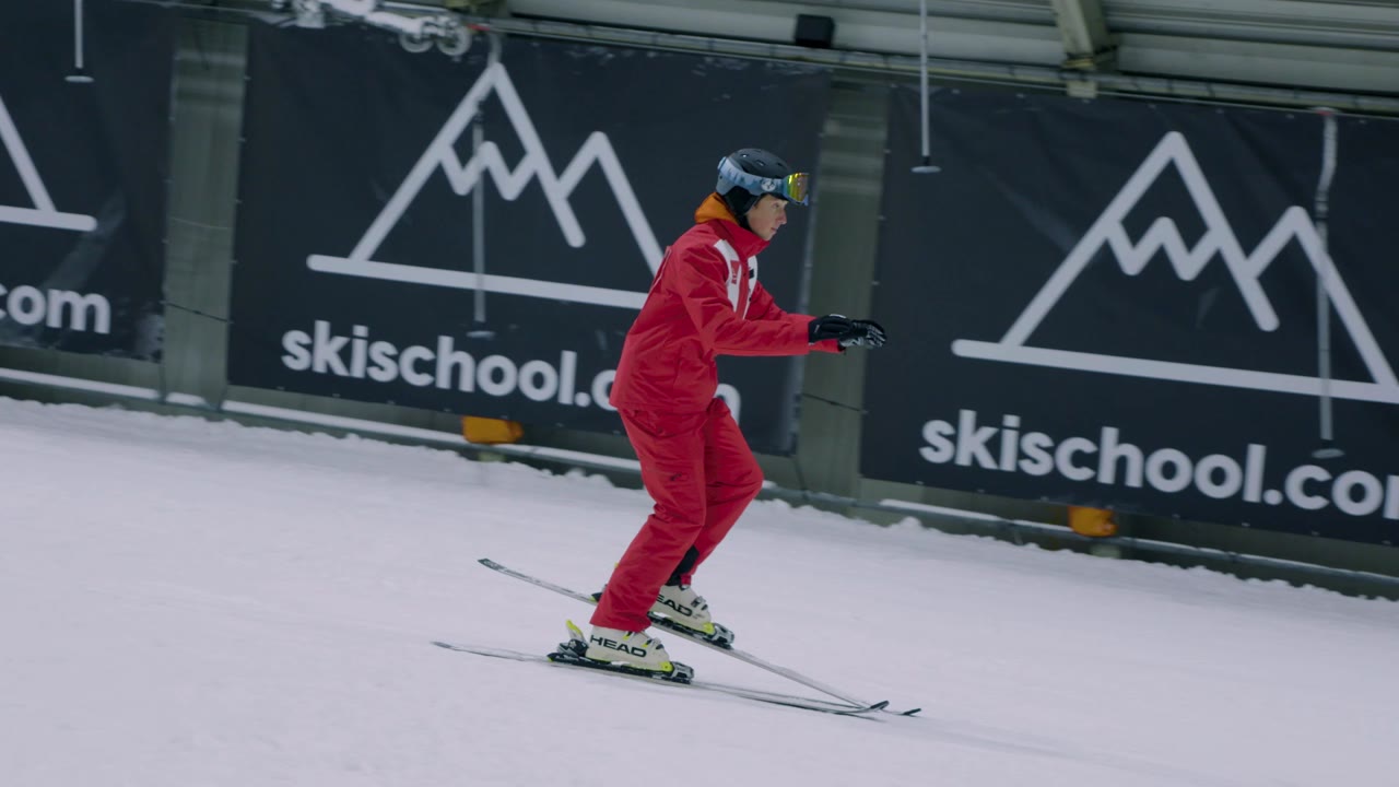 Leraar demonstreert: Ski volwassenen beginner
